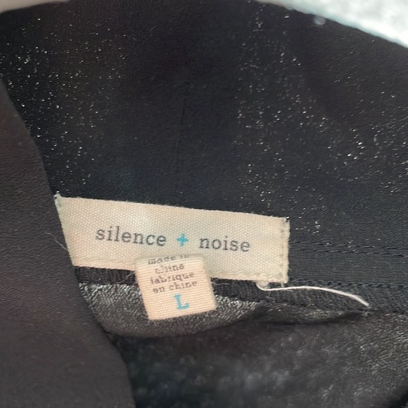 🌙3 FOR $20 
UO crop top - large - Picture 3 of 4